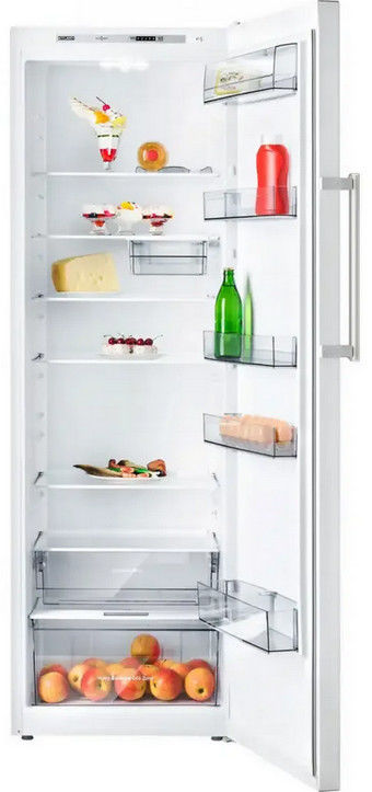Холодильник с открытой дверцей